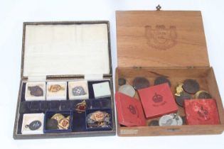 A collection of badges, coinage and medallions, to include a boxed 1935 commemorative medal, Rifle