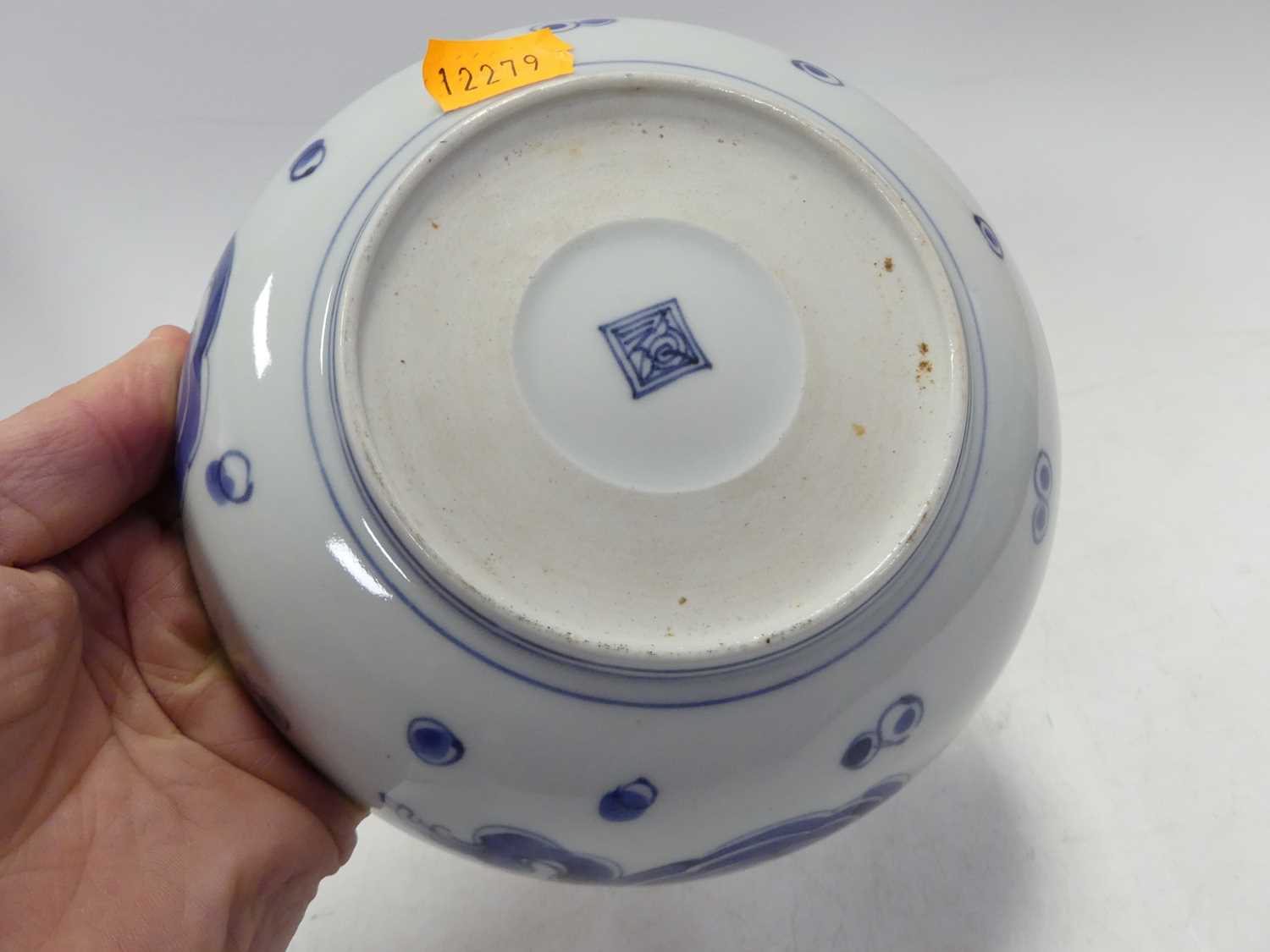 A box of miscellaneous china to include a Chinese export bowl, the interior underglaze decorated - Image 17 of 24