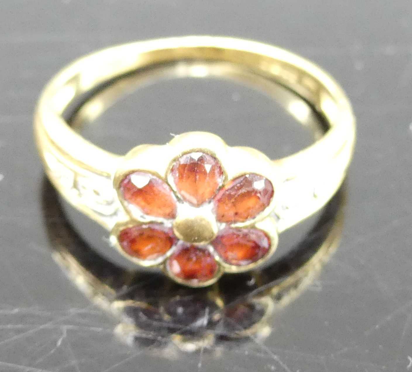 A Victorian style 18ct gold garnet set flower head cluster ring, 3.1g, size N