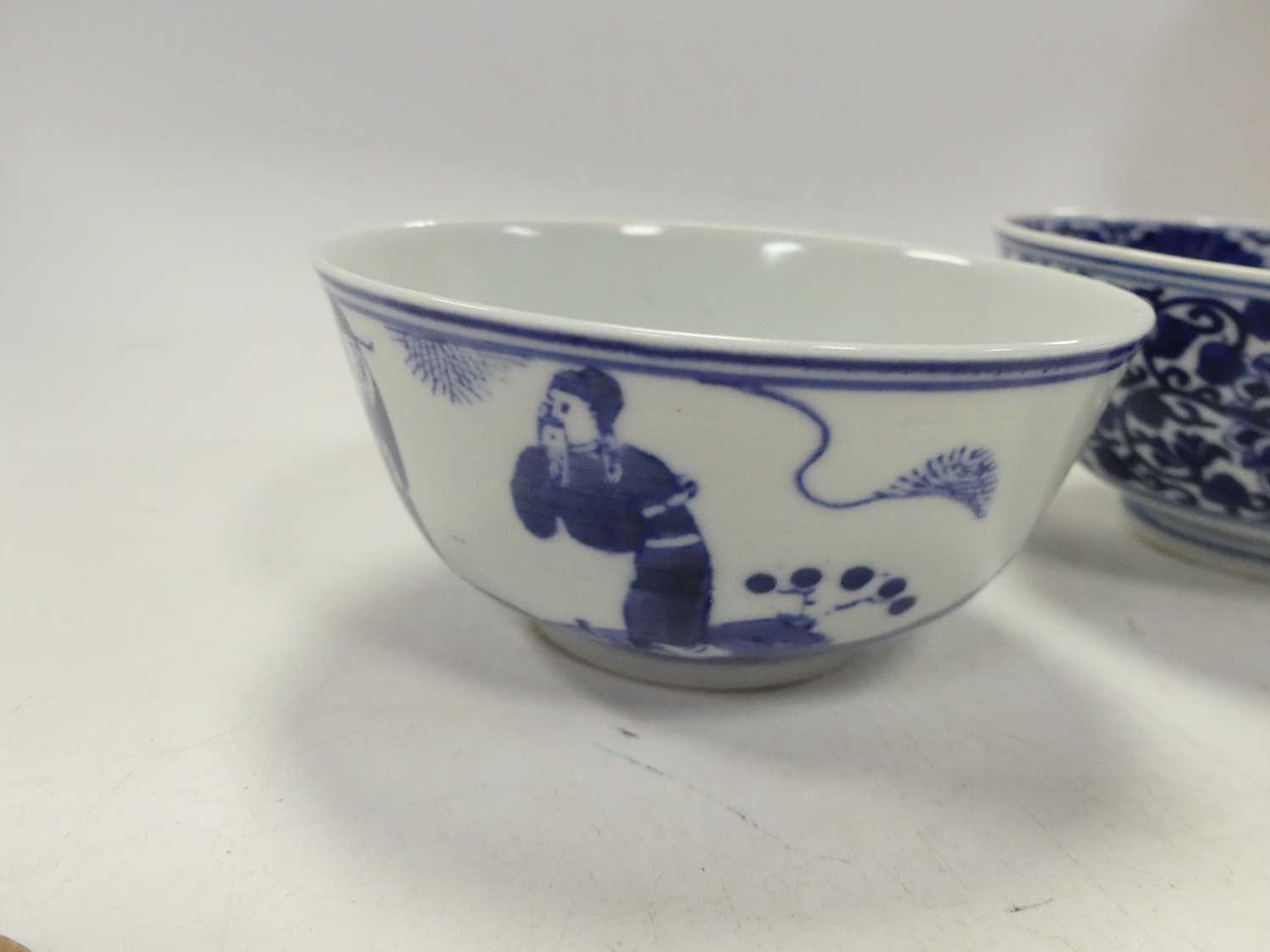 A box of miscellaneous china to include a Chinese export bowl, the interior underglaze decorated - Image 20 of 24