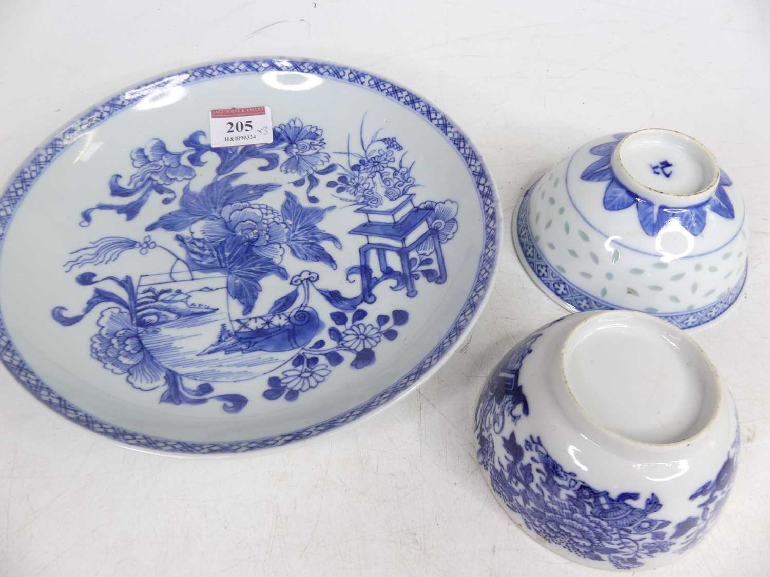 A Chinese blue and white porcelain dish, decorated with flowers, dia.21cml together with two blue - Bild 7 aus 7