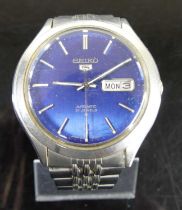 A gent's Seiko 5 steel cased automatic wristwatch, having signed blue day/date dial and on