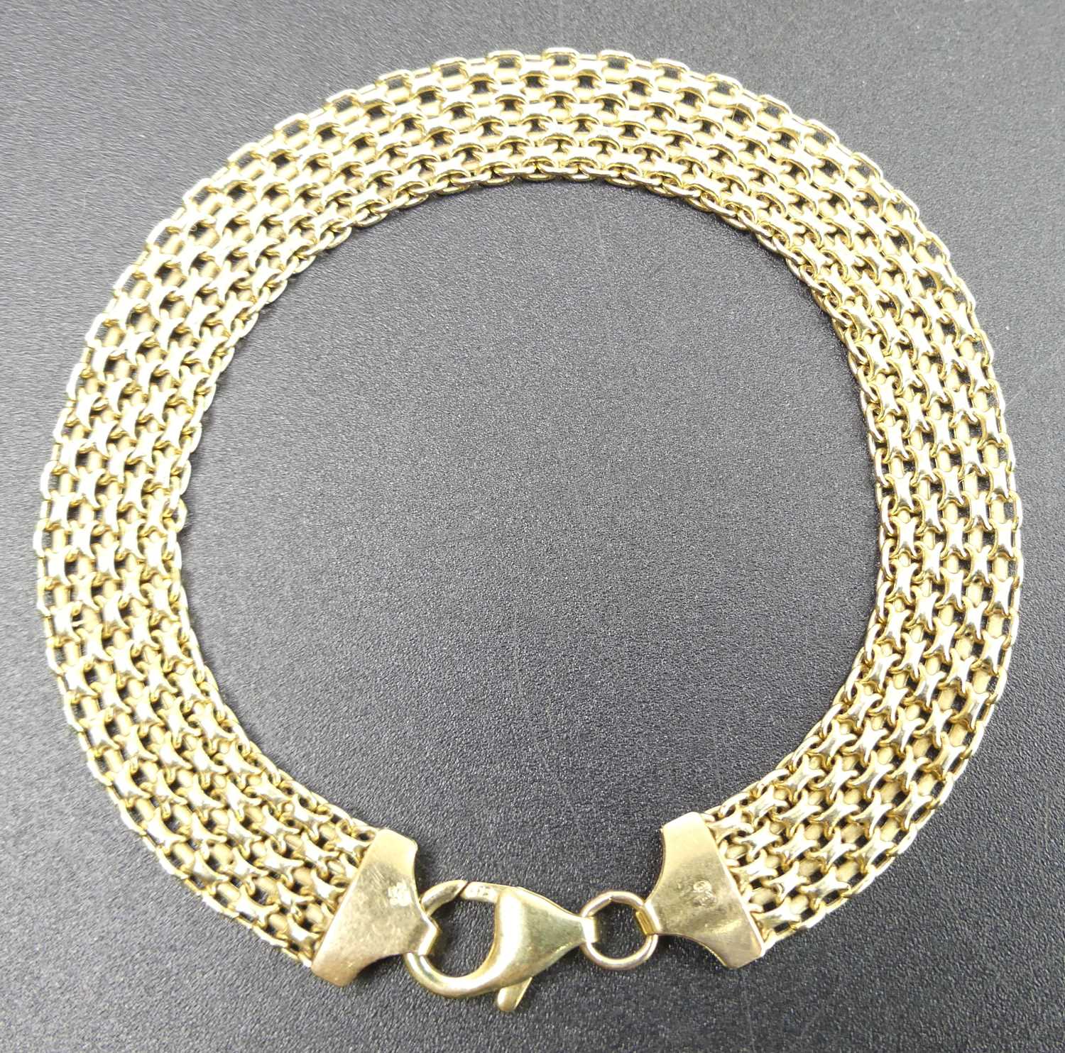 A modern 9ct gold meshlink bracelet, 5.3g Length 19cm.8mm stamped 375.No damage or repair. Age