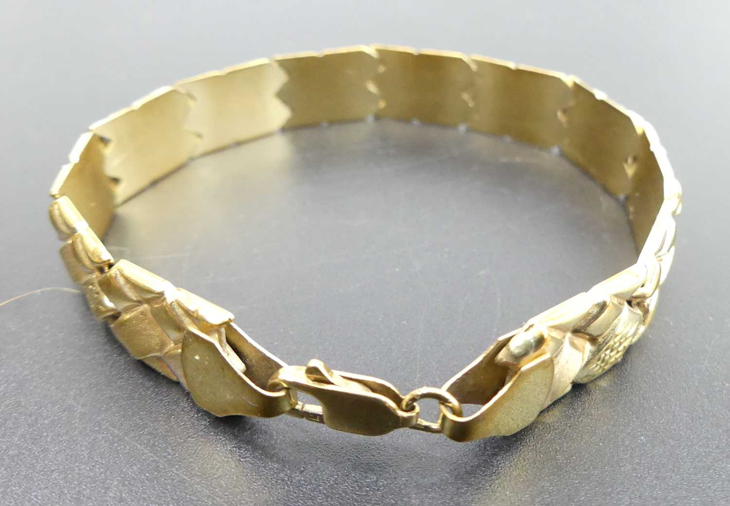 A modern 9ct gold V-link bracelet, 9.7g, 19cm Catch slightly off as pictured.Catch stamped 375, 9K