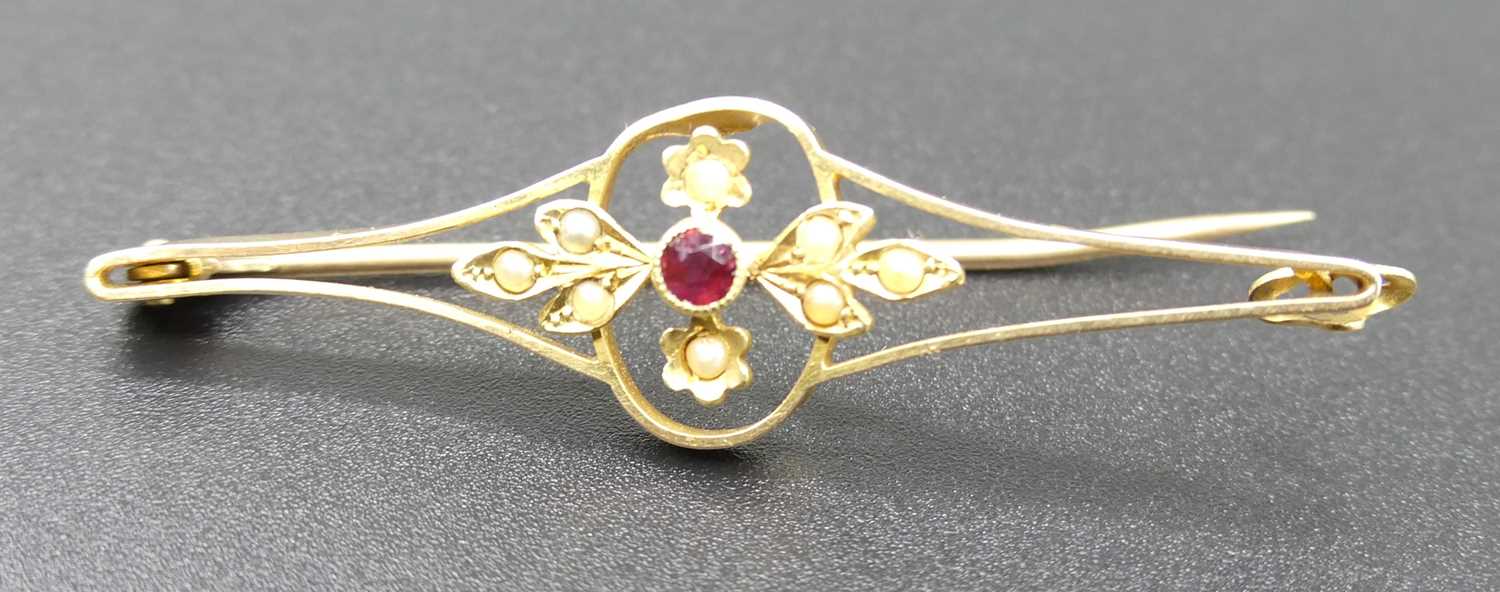 A 15ct gold seed pearl and ruby set openwork bar brooch, 3.5g, 5cm