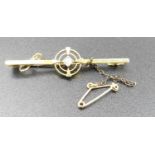 A 15ct gold and old round cut diamond set bar brooch, 1.9g, 4cm