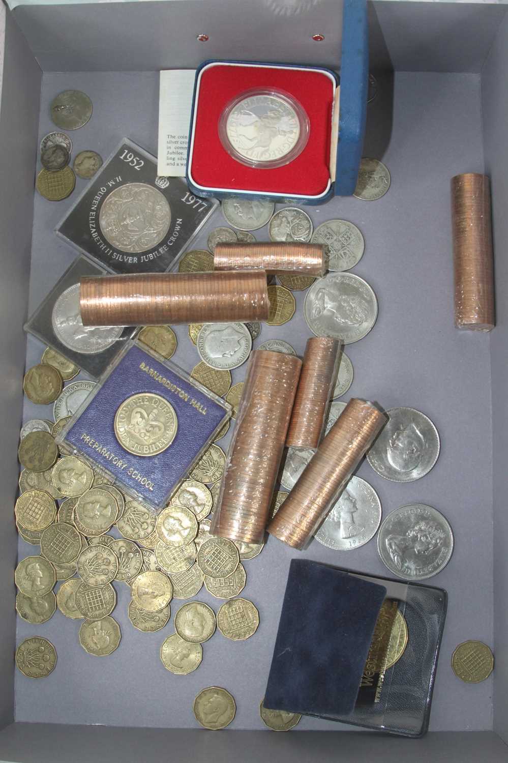 A collection of mixed British coinage to include commemorative crowns, 1920 florin, 1928 shilling,