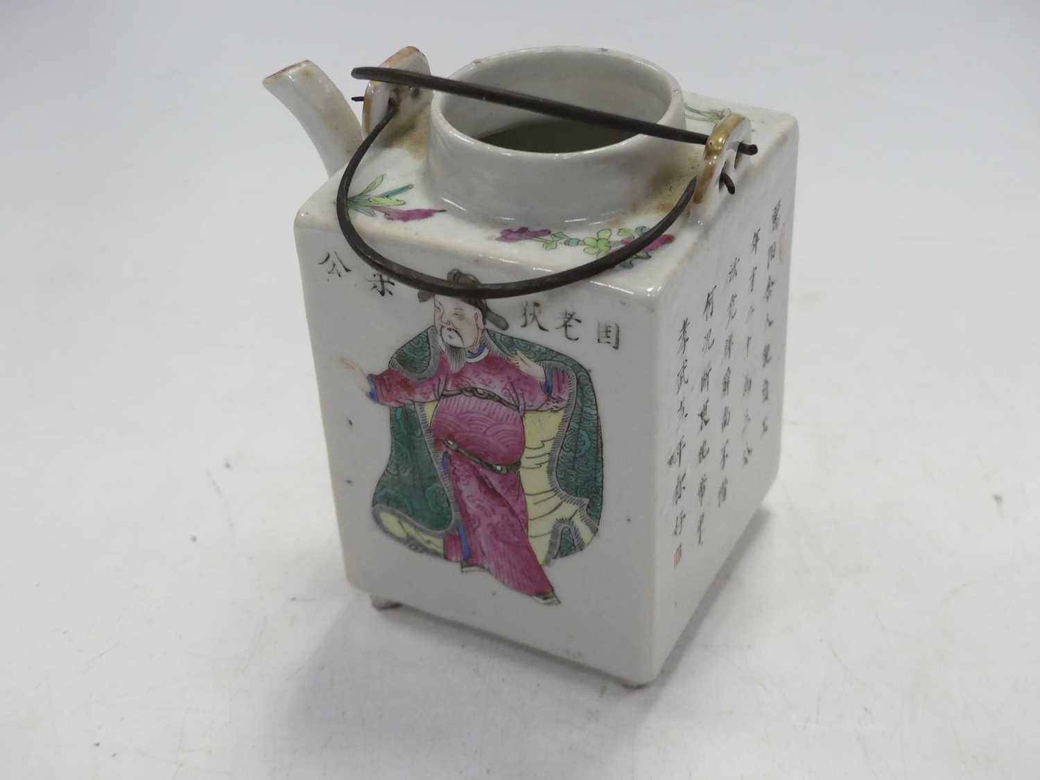 A box of miscellaneous china to include a Chinese export bowl, the interior underglaze decorated - Image 6 of 24