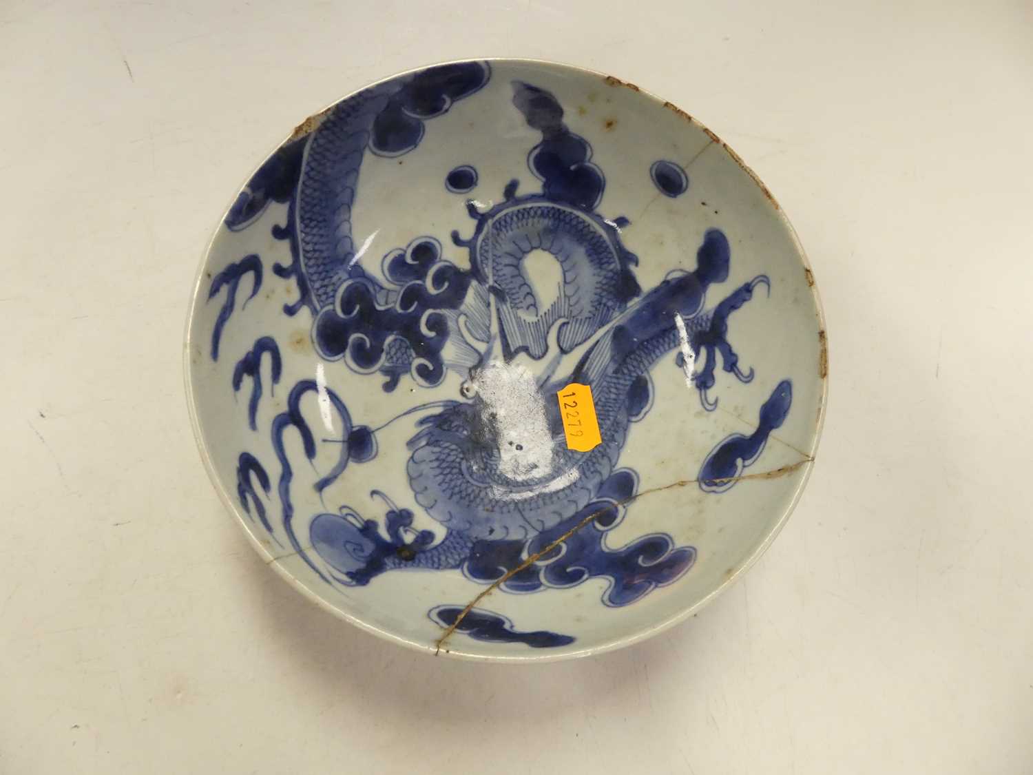 A box of miscellaneous china to include a Chinese export bowl, the interior underglaze decorated - Image 18 of 24