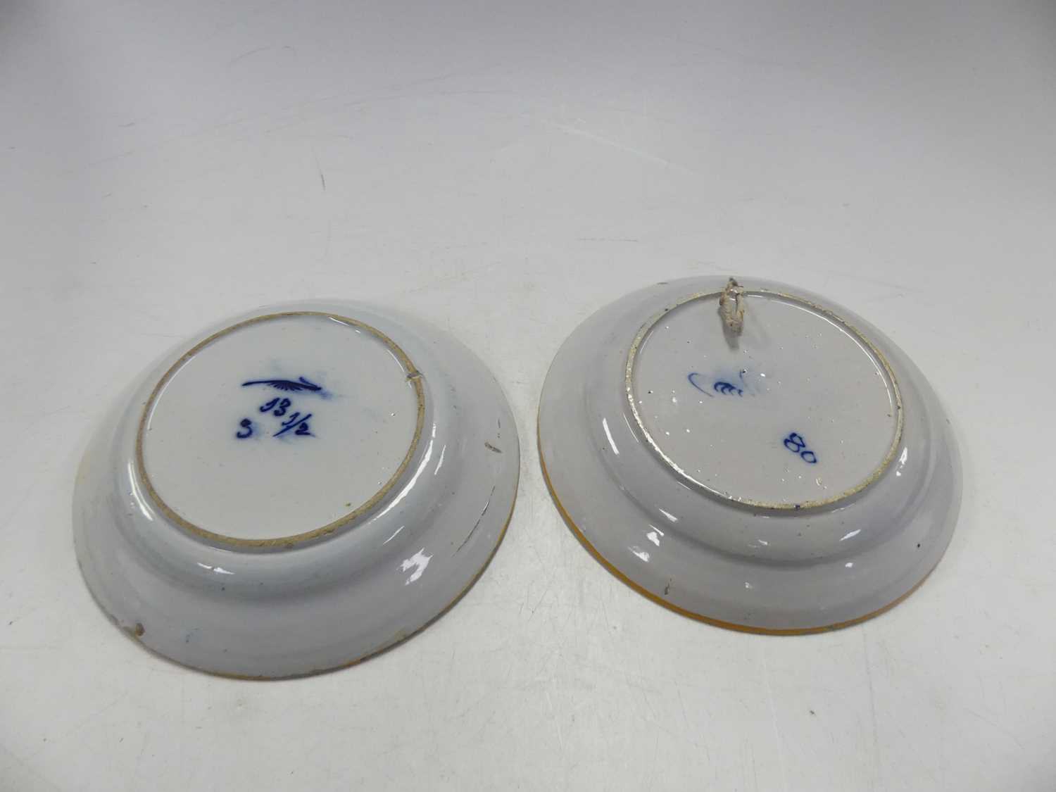 A box of miscellaneous china to include a Chinese export bowl, the interior underglaze decorated - Image 13 of 24