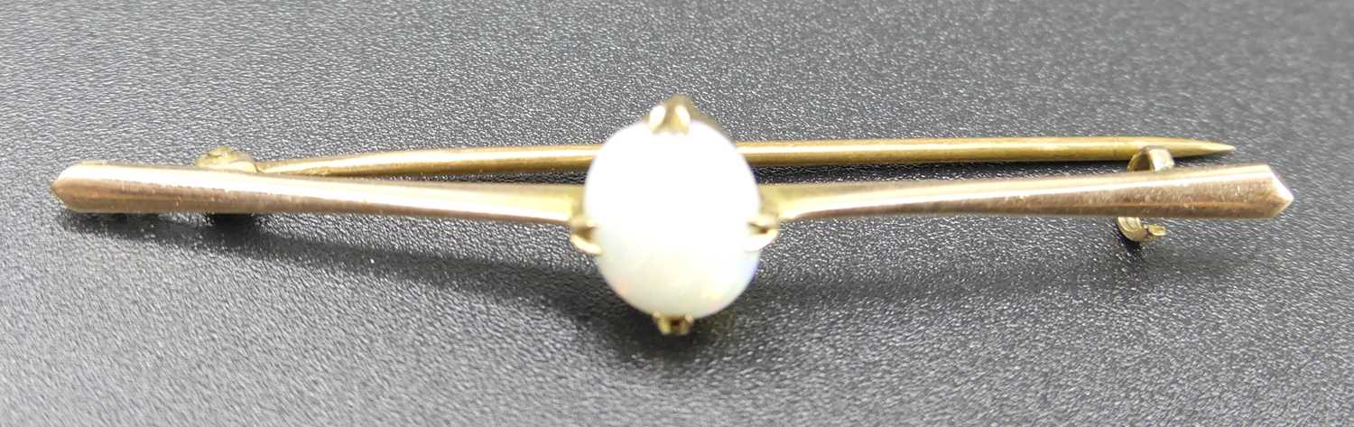 A 9ct gold and cabochon opal set bar brooch, 2.3g, 5.2cm