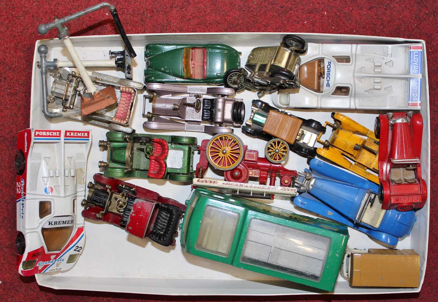 A small quantity of loose and playworn diecast to include Matchbox Kingsize No. 5 racing car