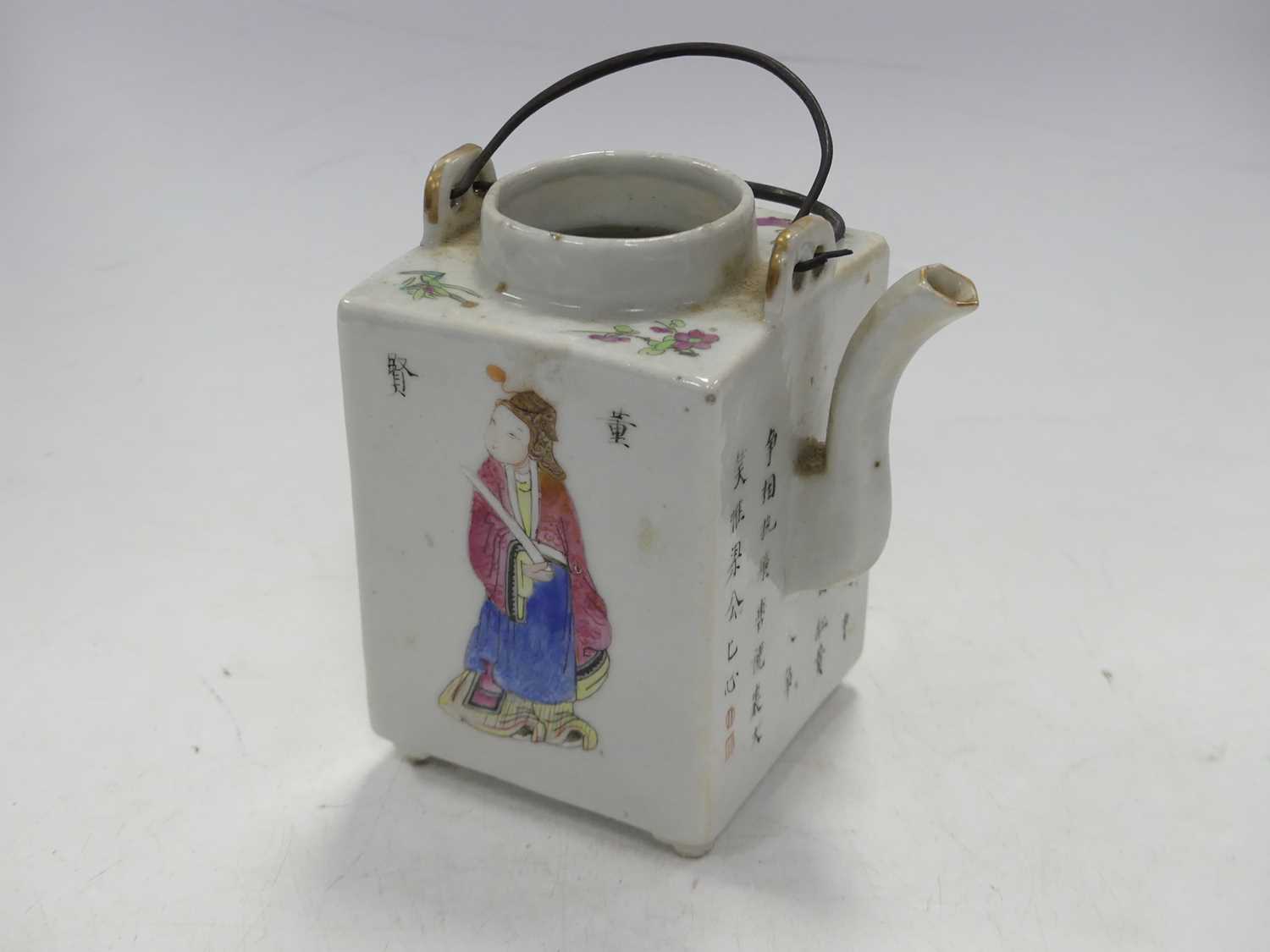 A box of miscellaneous china to include a Chinese export bowl, the interior underglaze decorated - Image 4 of 24