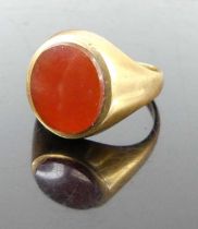 A 9ct gold agate set signet ring, 6.7g, size T
