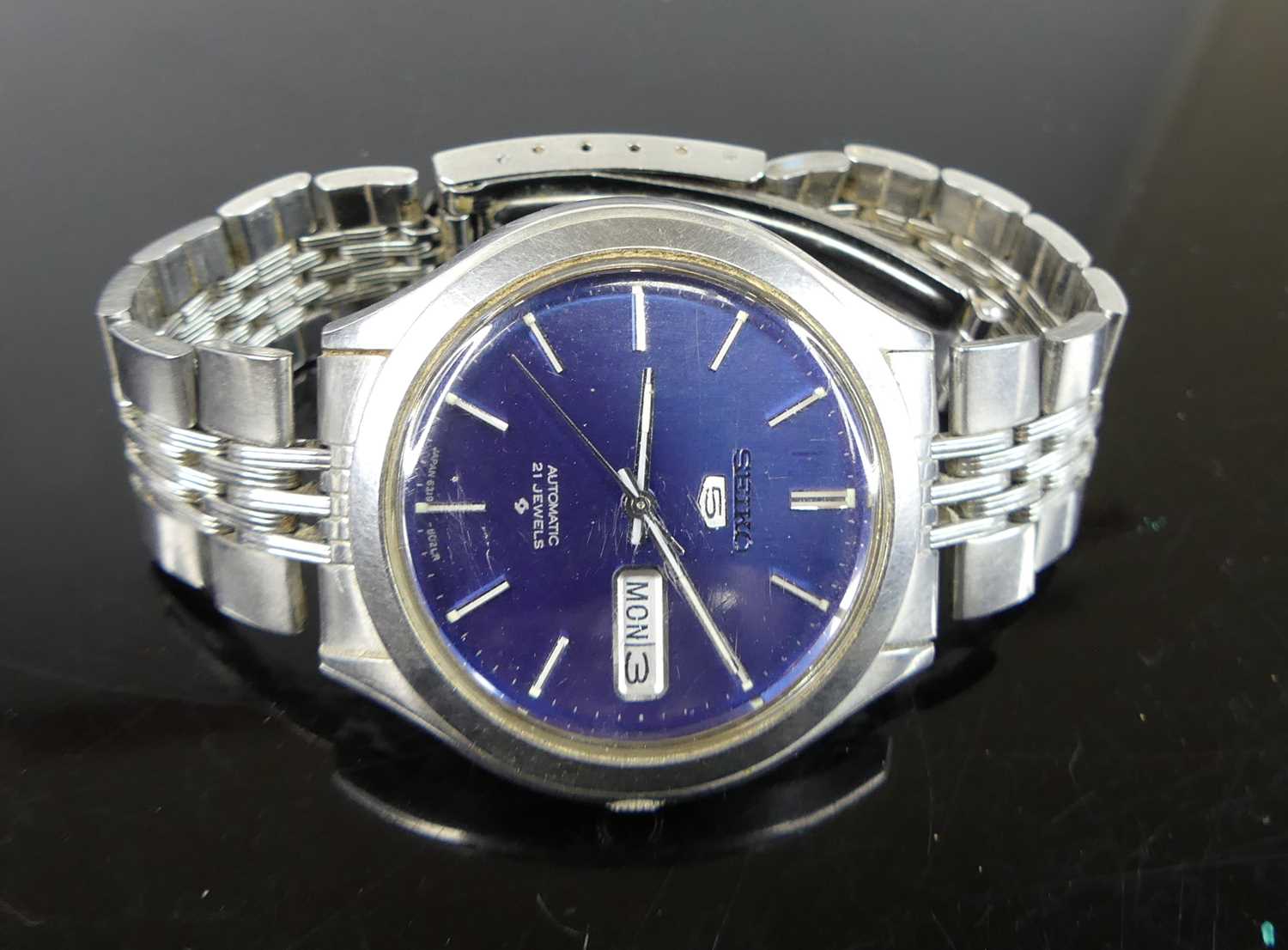 A gent's Seiko 5 steel cased automatic wristwatch, having signed blue day/date dial and on - Image 2 of 2