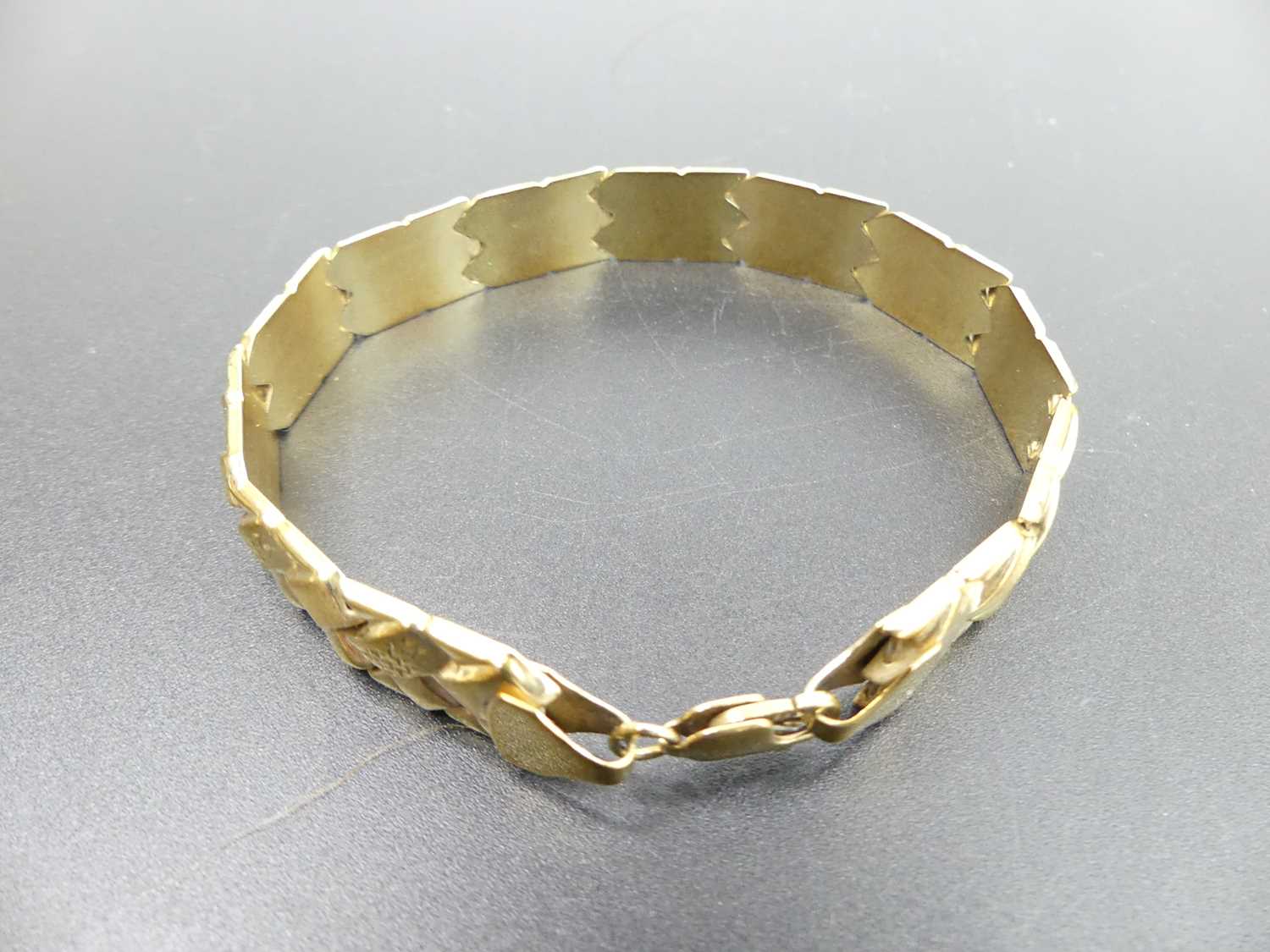 A modern 9ct gold V-link bracelet, 9.7g, 19cm Catch slightly off as pictured.Catch stamped 375, 9K - Image 2 of 3