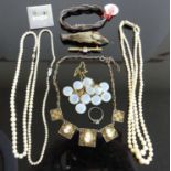 Assorted costume jewellery, to include faux pearl necklace, gilt metal bar brooch, claw brooch etc