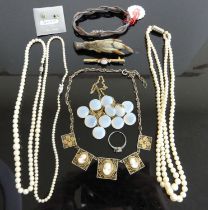 Assorted costume jewellery, to include faux pearl necklace, gilt metal bar brooch, claw brooch etc