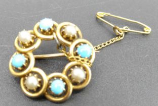 An Edwardian 15ct gold, turquoise and seed pearl set circular brooch, with safety chain, 4.8g, dia.