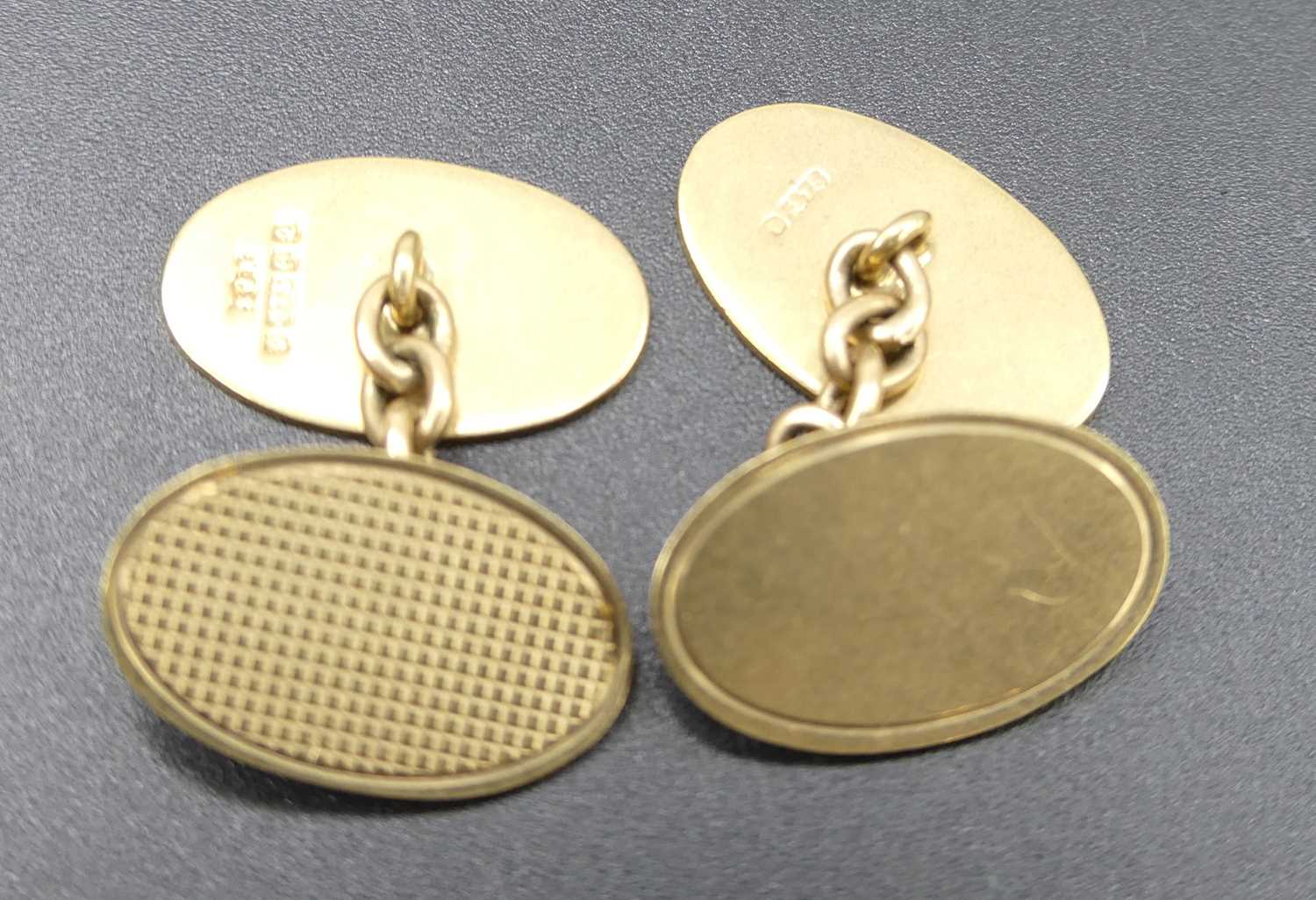 A pair of 9ct gold engine turned gent's oval cufflinks, 6.1g, 18 x 11mm