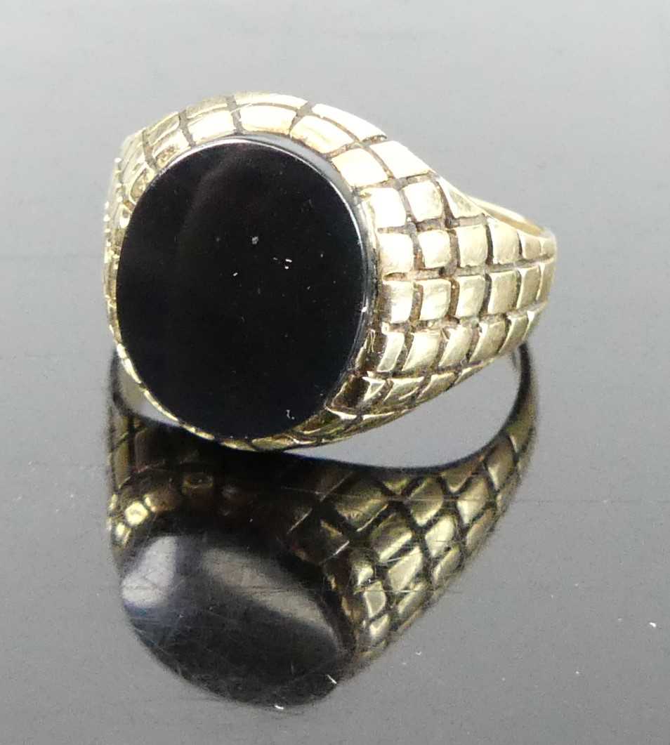 A gent's 9ct gold and black onyx set signet ring, 3.4g, size N