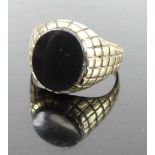 A gent's 9ct gold and black onyx set signet ring, 3.4g, size N