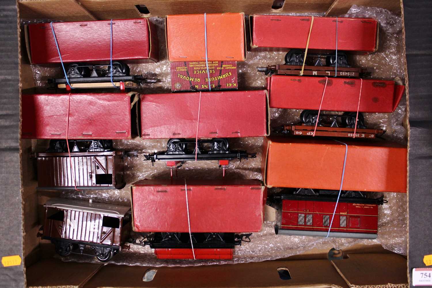 A tray containing 0 gauge related boxed clockwork coaches and others