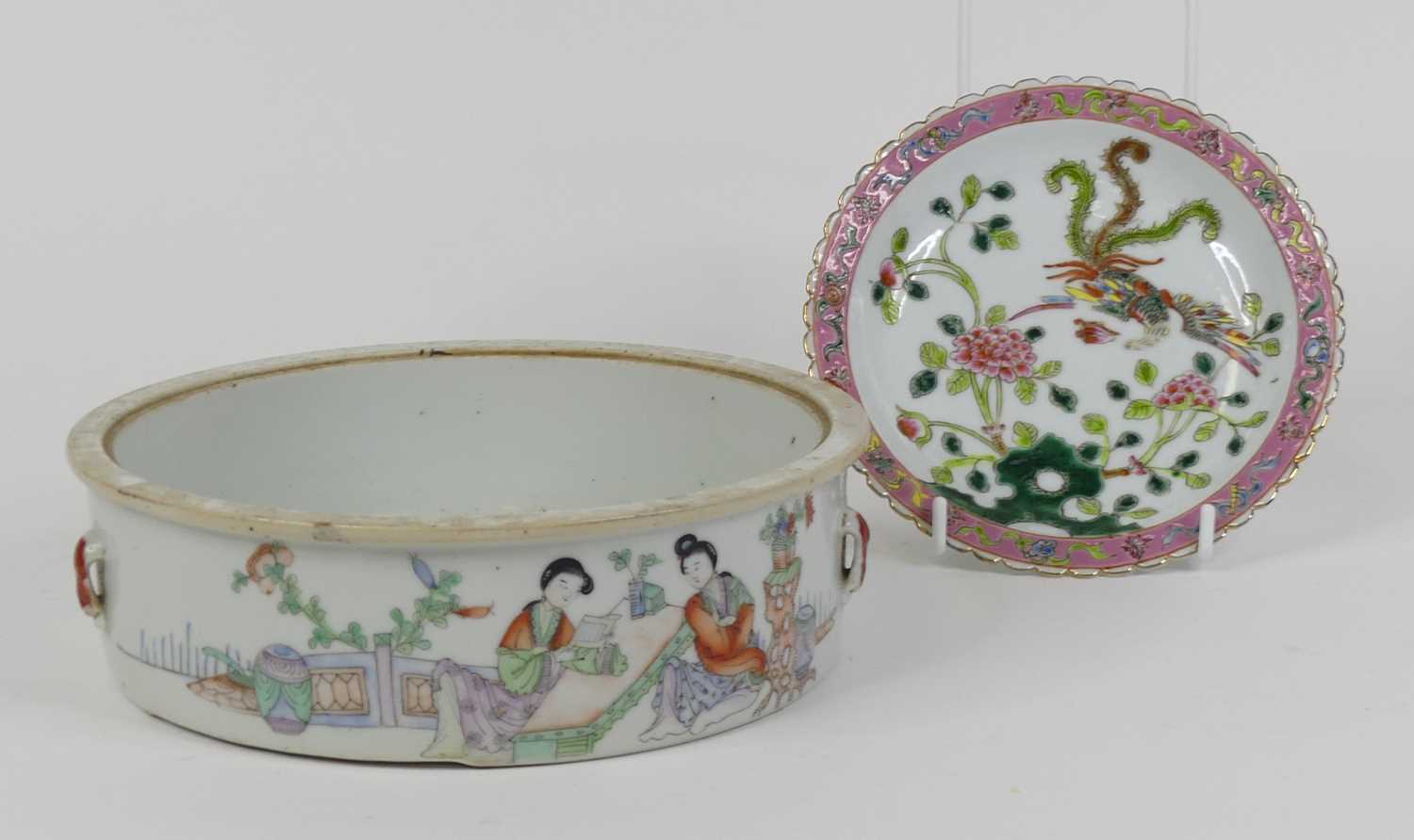 A Chinese republic period porcelain dish, enamel decorated with figures, dia. 22cm, together with