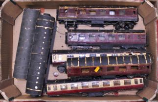 A tray containing 0 gauge related plastic built coaches