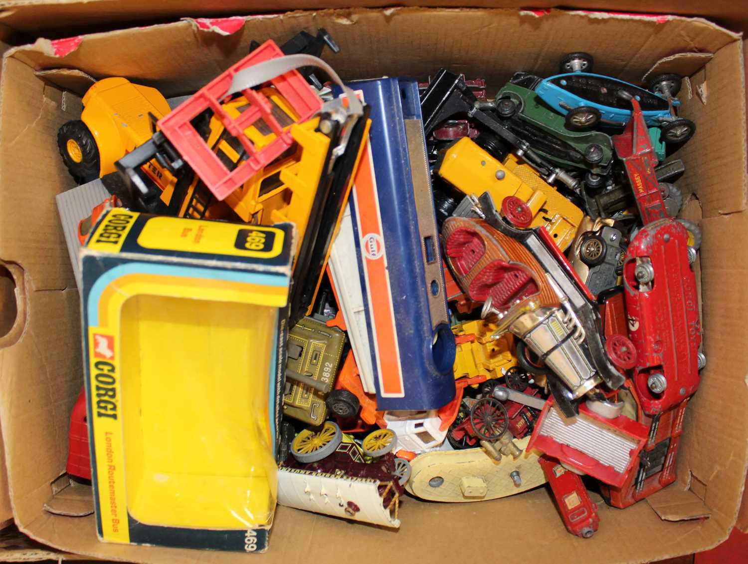Two small trays of loose playworn diecast, to include Matchbox Kingsize No.13 Readymix Concrete - Image 2 of 2