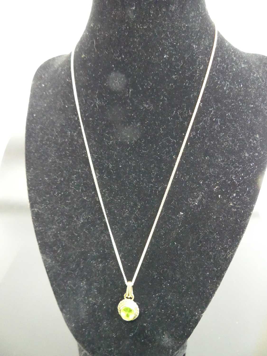 A 9ct gold and green peridot set pendant, on finelink neck chain, 7.2g - Image 2 of 2