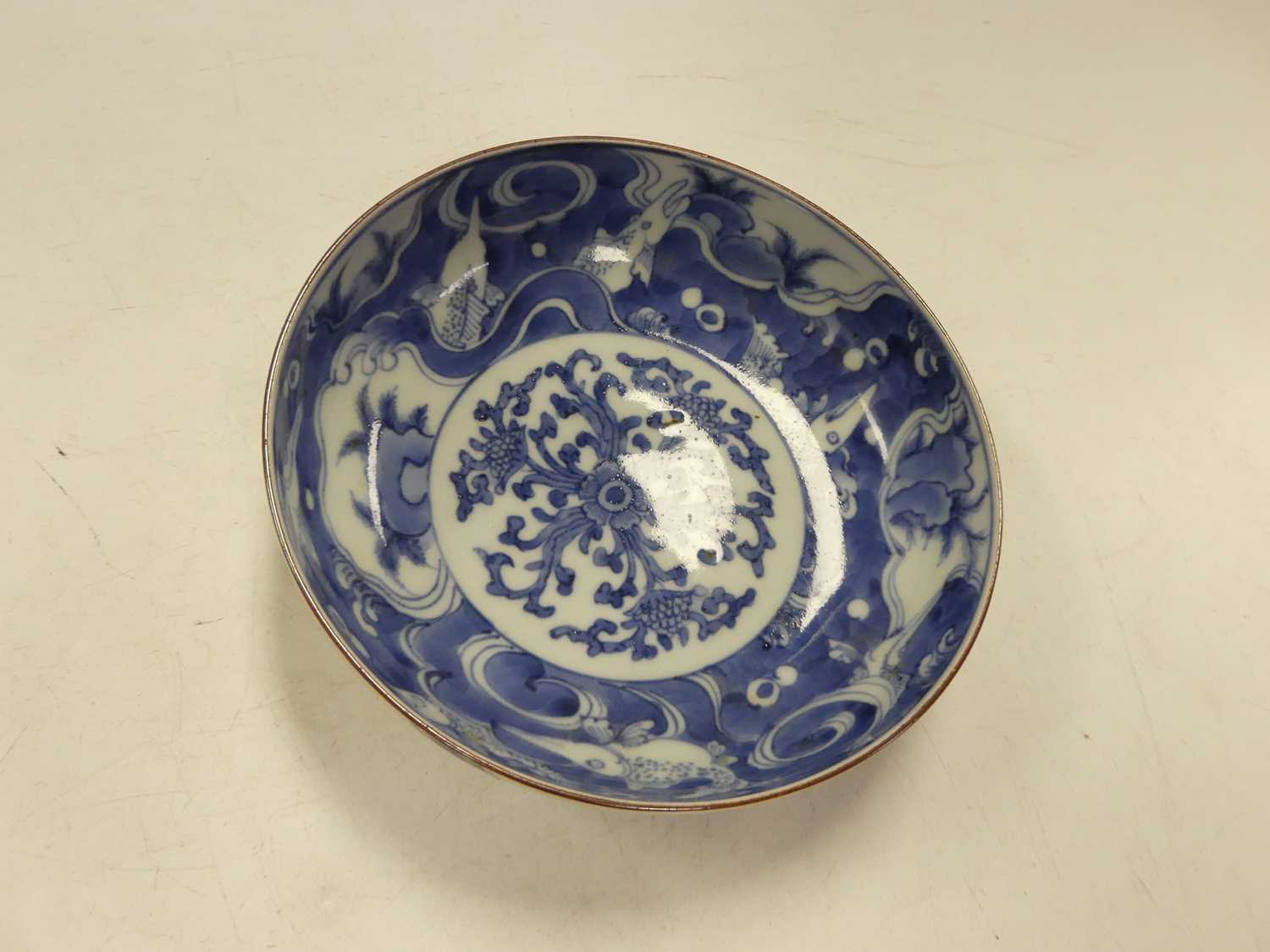 A box of miscellaneous china to include a Chinese export bowl, the interior underglaze decorated - Image 24 of 24