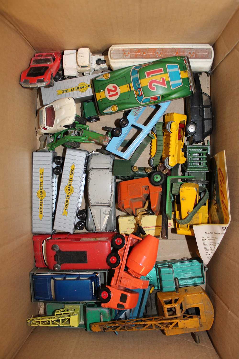 Two small trays of loose playworn diecast, to include Matchbox Kingsize No.13 Readymix Concrete