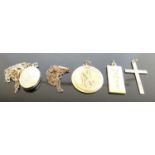 A bag of assorted 9ct gold, to include St Christopher pendant, ingot pendant, cross pendant on