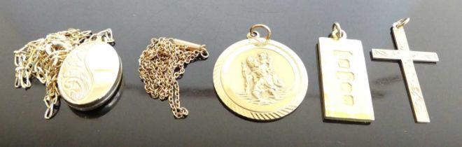 A bag of assorted 9ct gold, to include St Christopher pendant, ingot pendant, cross pendant on