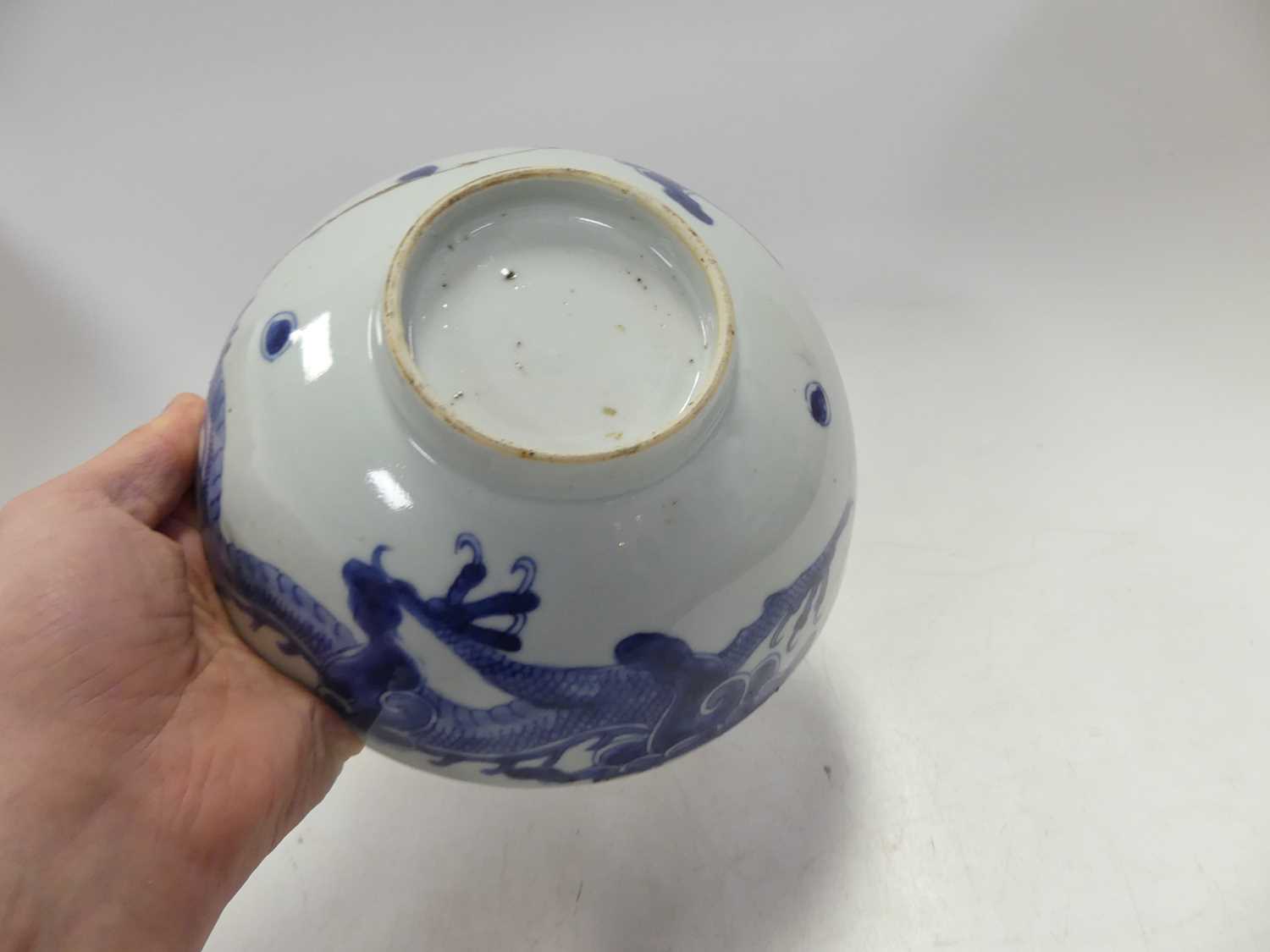 A box of miscellaneous china to include a Chinese export bowl, the interior underglaze decorated - Image 19 of 24