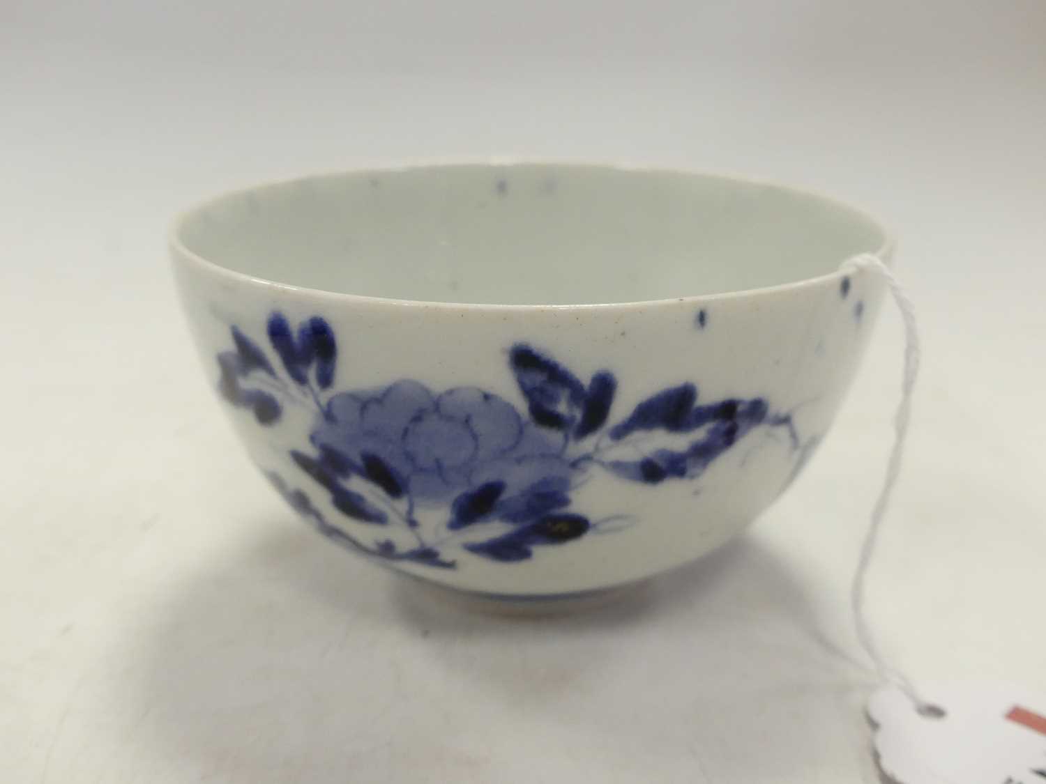 A Chinese blue and white porcelain bowl, decorated with flowers, six character mark to the base, - Image 7 of 7