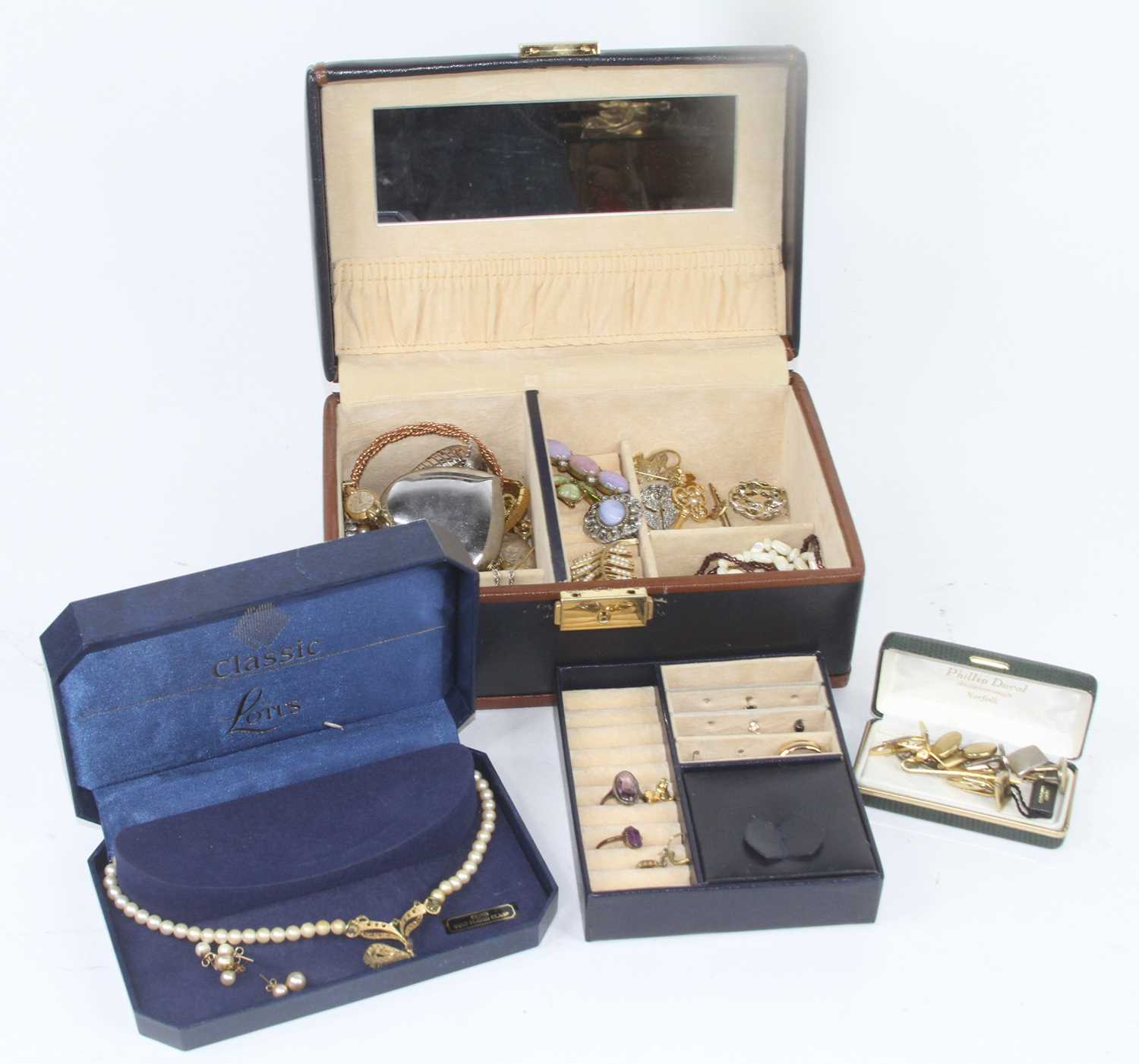 A collection of costume jewellery to include rings, wristwatches, brooches, cufflinks, etc