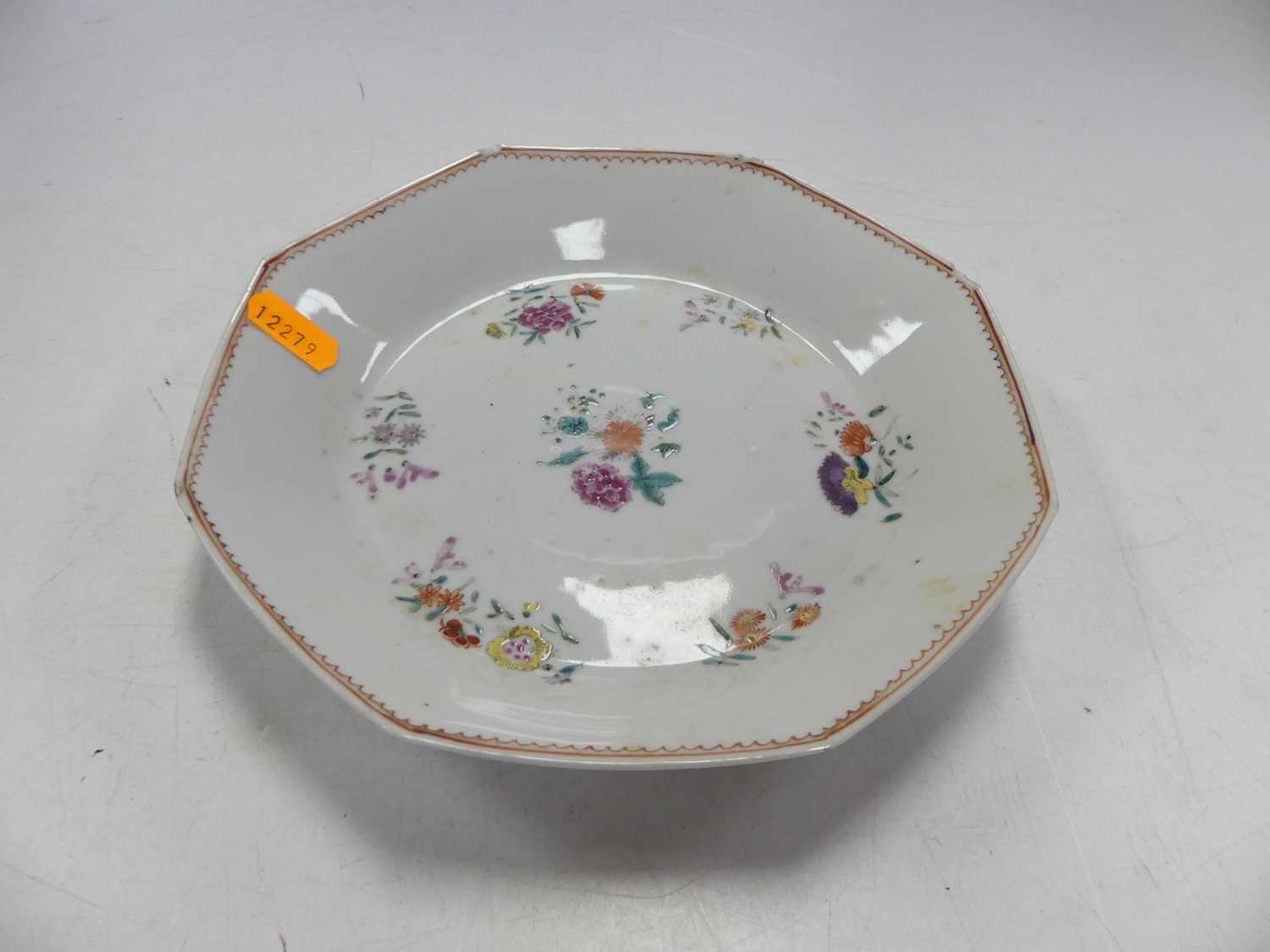 A box of miscellaneous china to include a Chinese export bowl, the interior underglaze decorated - Image 14 of 24