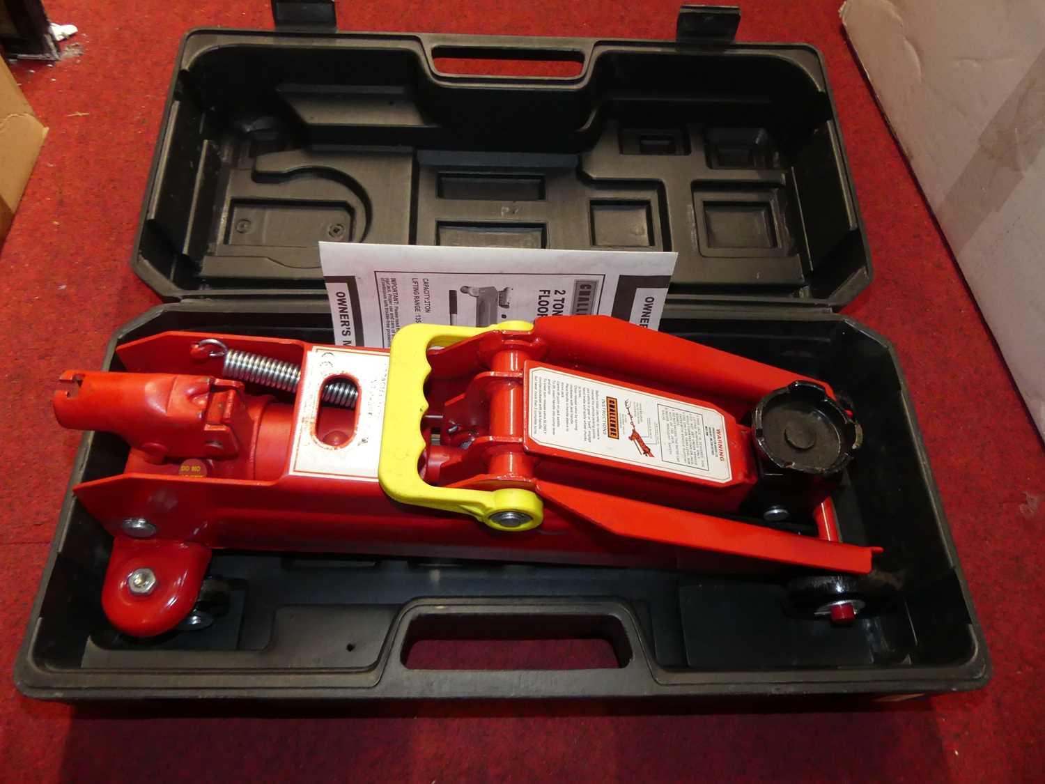 A 2-ton heavy duty hydraulic floor jack, in plastic carry case