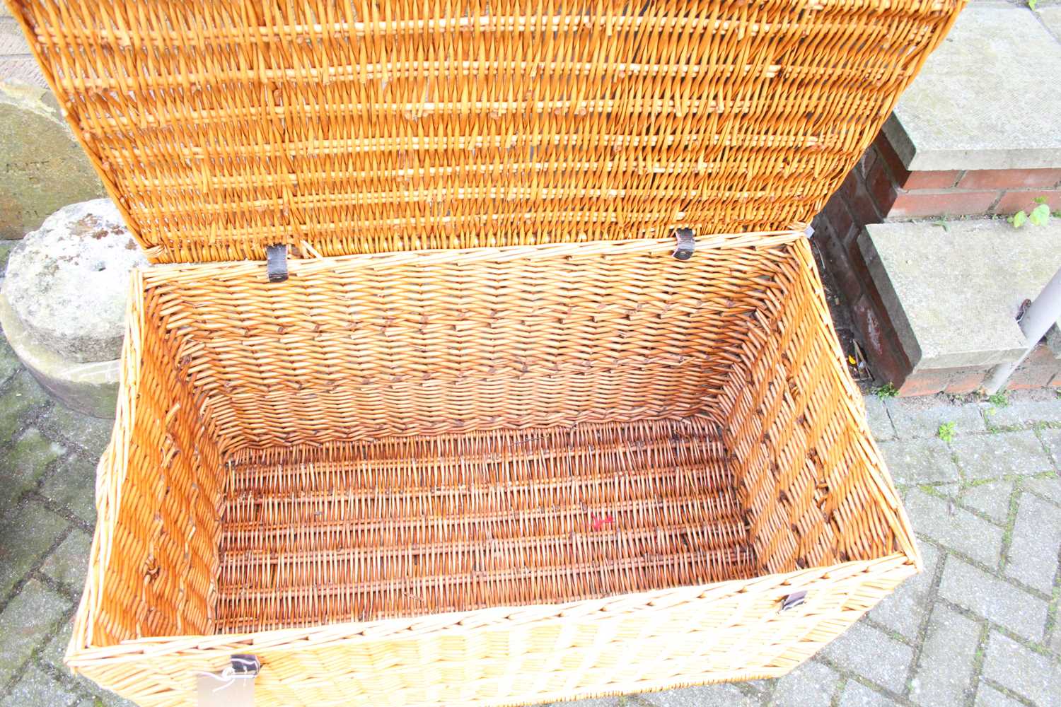 A large wicker basket with hinged cover, width 91cm - Image 2 of 2
