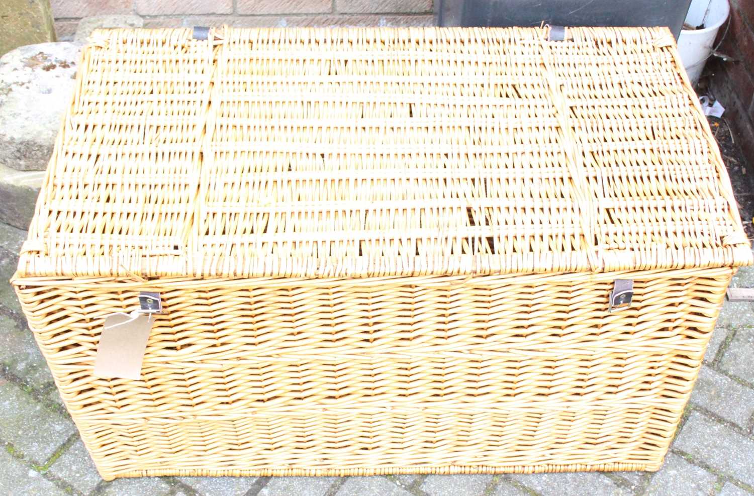 A large wicker basket with hinged cover, width 91cm