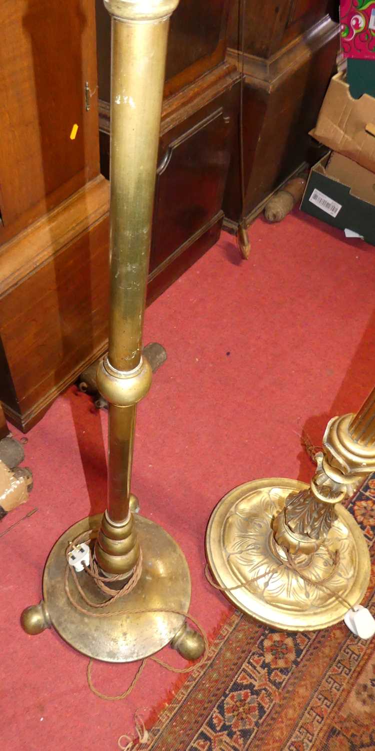 A gilt wood floral decorated and fluted standard lamp, together with a brass standard lamp with rise - Image 4 of 4