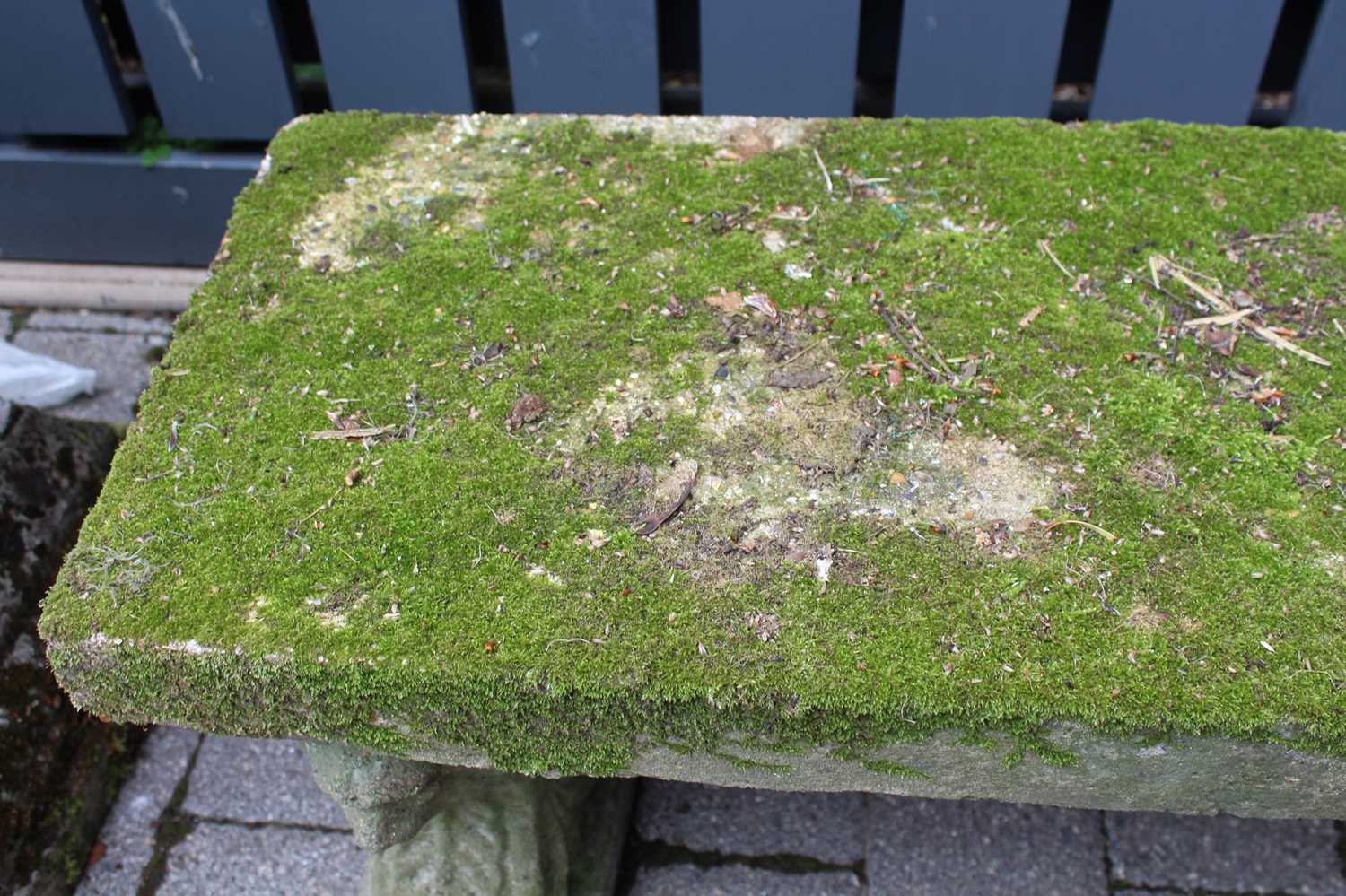 A concrete garden bench raised on twin pedestals, length 122cm - Image 4 of 4