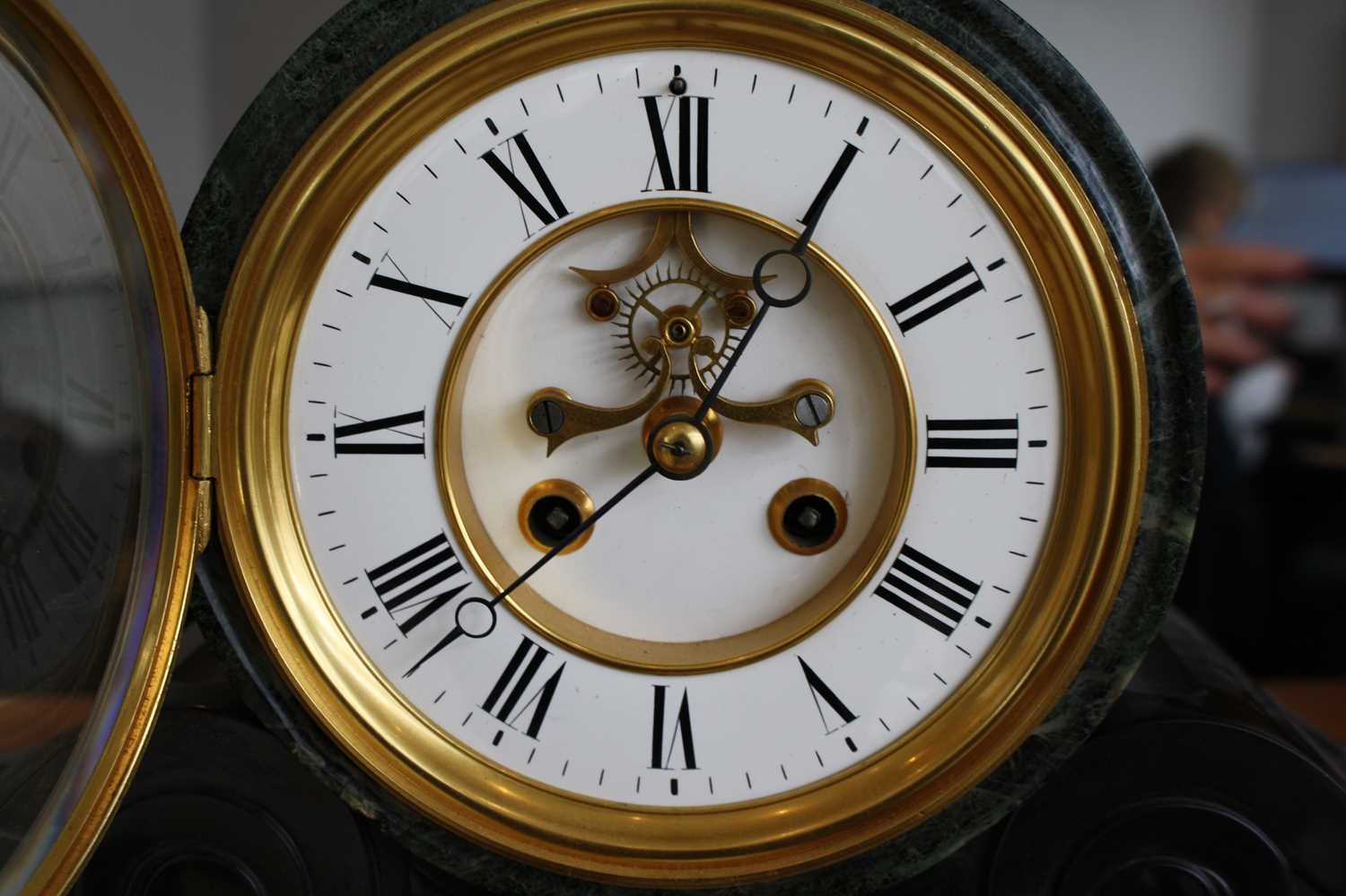 A late Victorian polished slate and veined green marble drumhead mantel clock having visible - Image 4 of 9