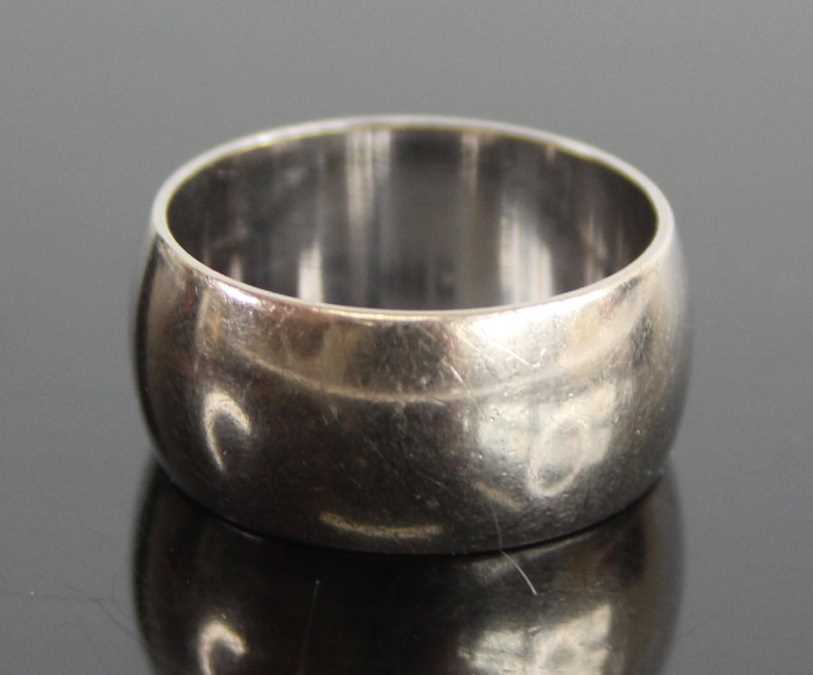 A modern 18ct white gold wedding band, 9.4g, London 1970, size M, band width 9mm - Image 3 of 5