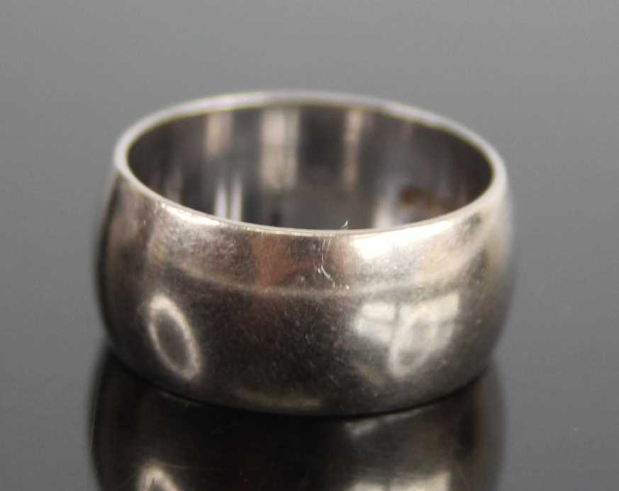 A modern 18ct white gold wedding band, 9.4g, London 1970, size M, band width 9mm - Image 2 of 5