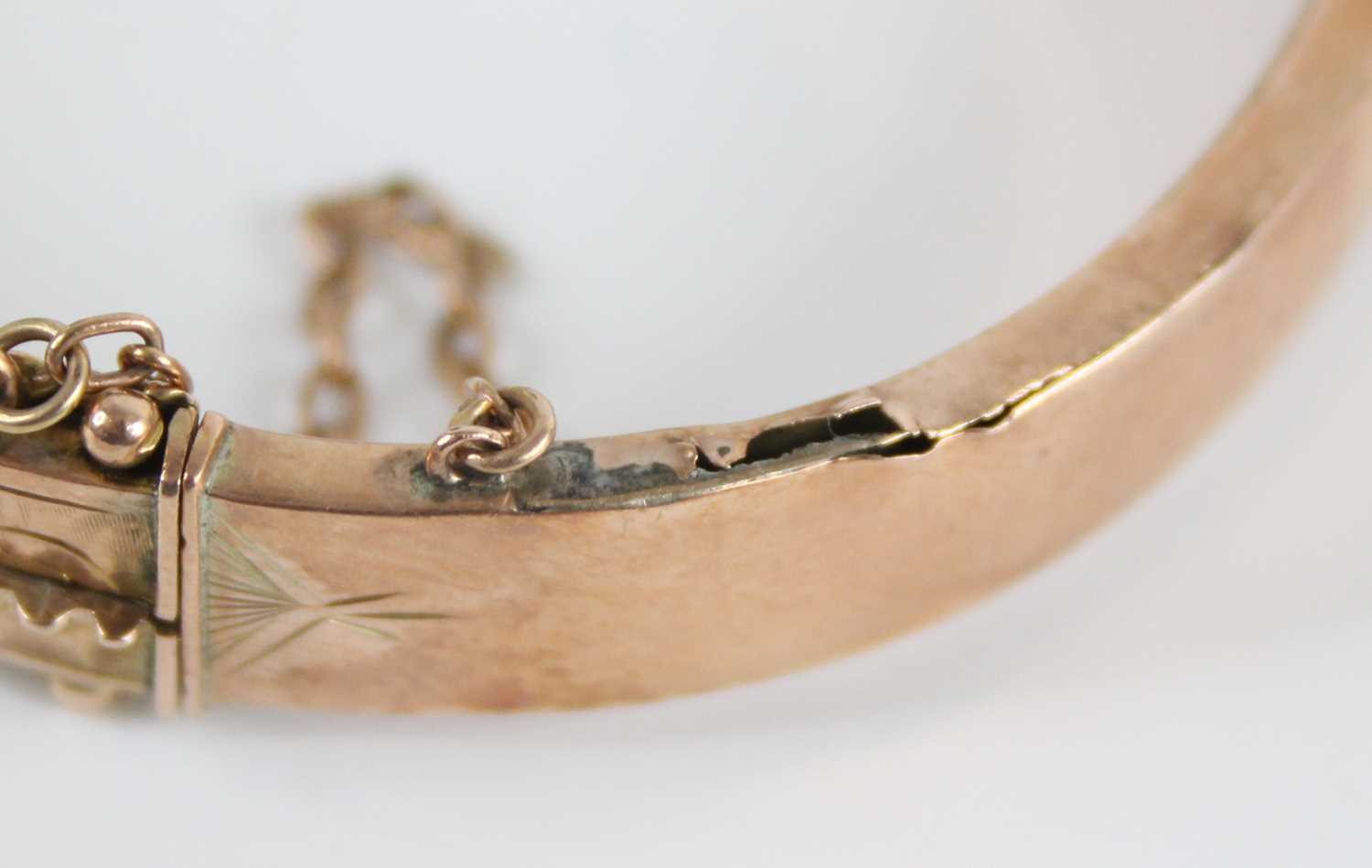 An Edwardian 9ct gold hinged hollow bangle, one side having engraved scroll leaf decoration within a - Image 3 of 5