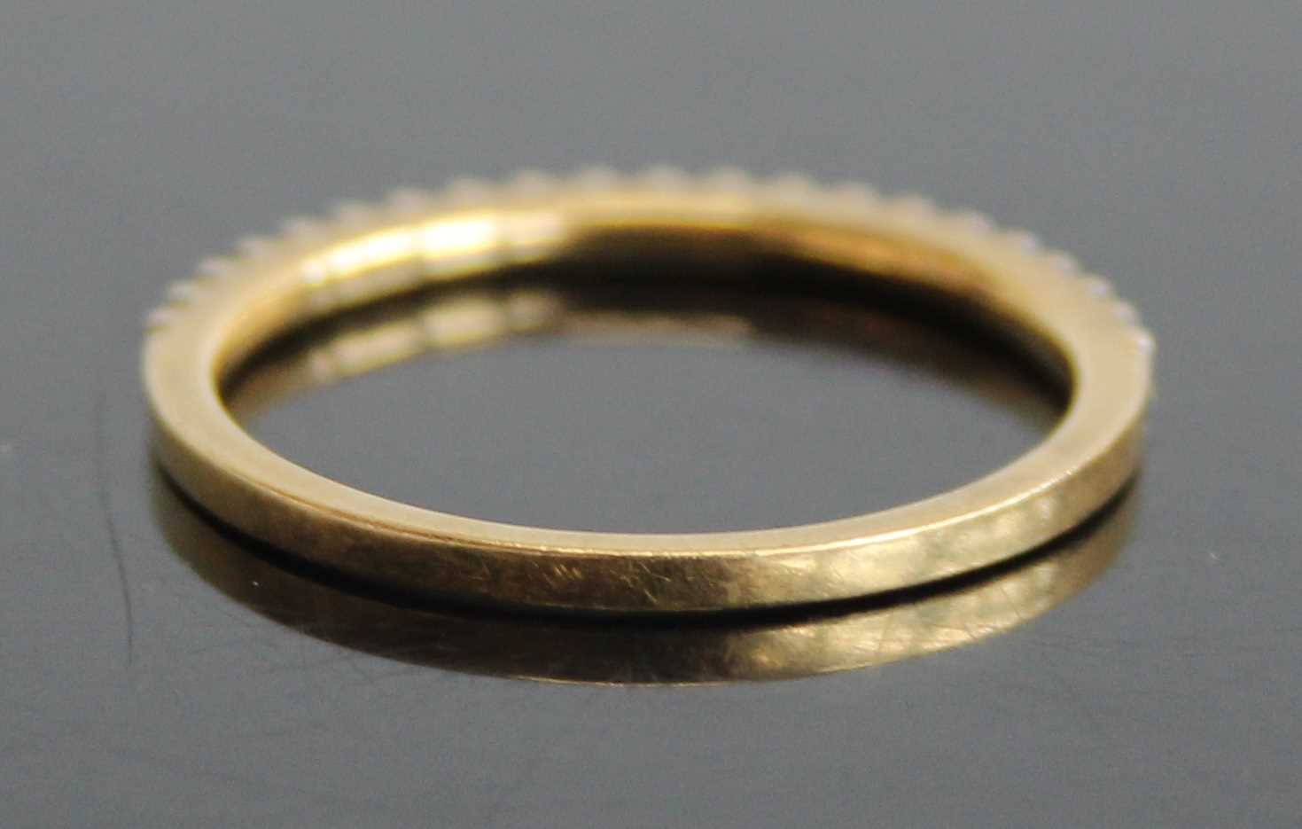 A modern 18ct gold diamond half eternity ring, arranged as twenty small round cuts in a line - Image 3 of 6