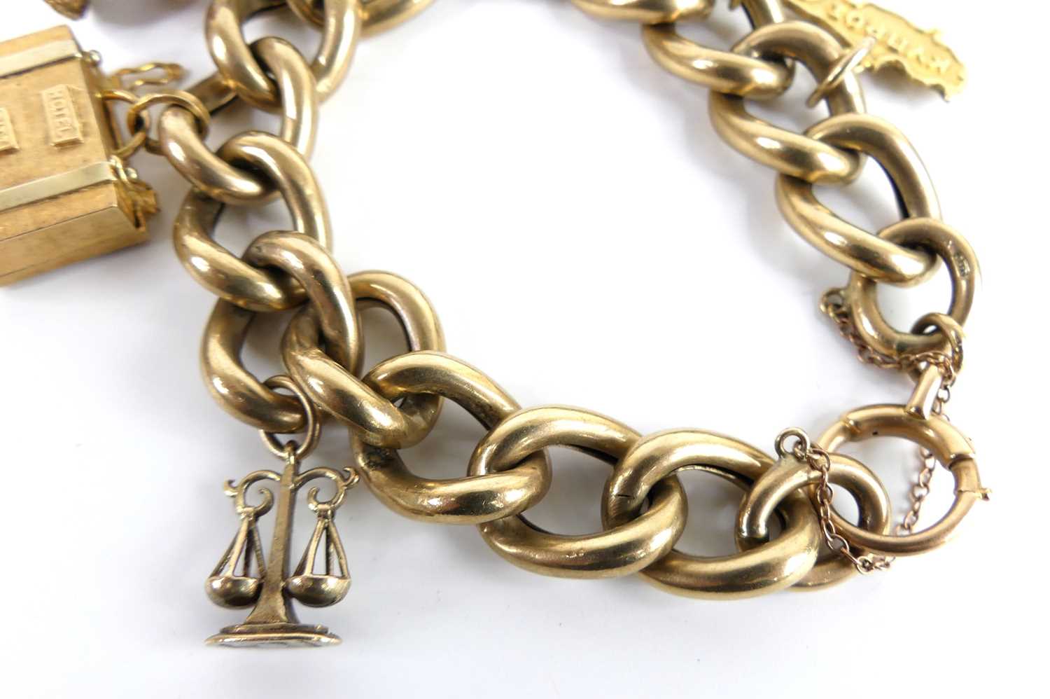 A 9ct yellow gold hollow open curblink bracelet, having bolt ring clasp and safety chain, attached - Image 4 of 4
